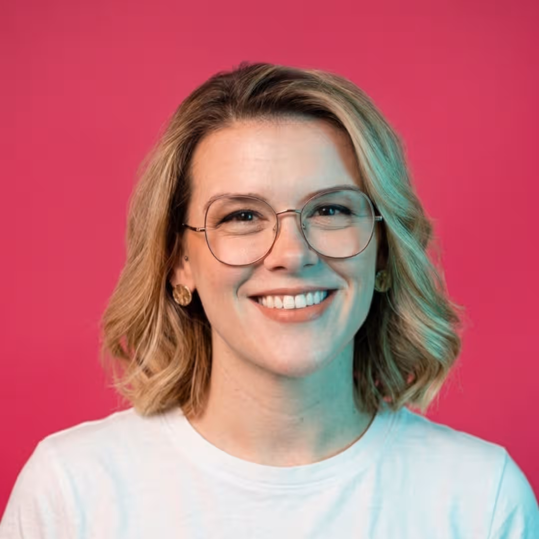 Elisha, Salience search marketing specialist, wearing glasses and smiling